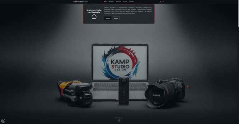 Strona główna Kamp Studio Design z laptopem, kamerą 360, dronem i aparatem na ciemnym tle.